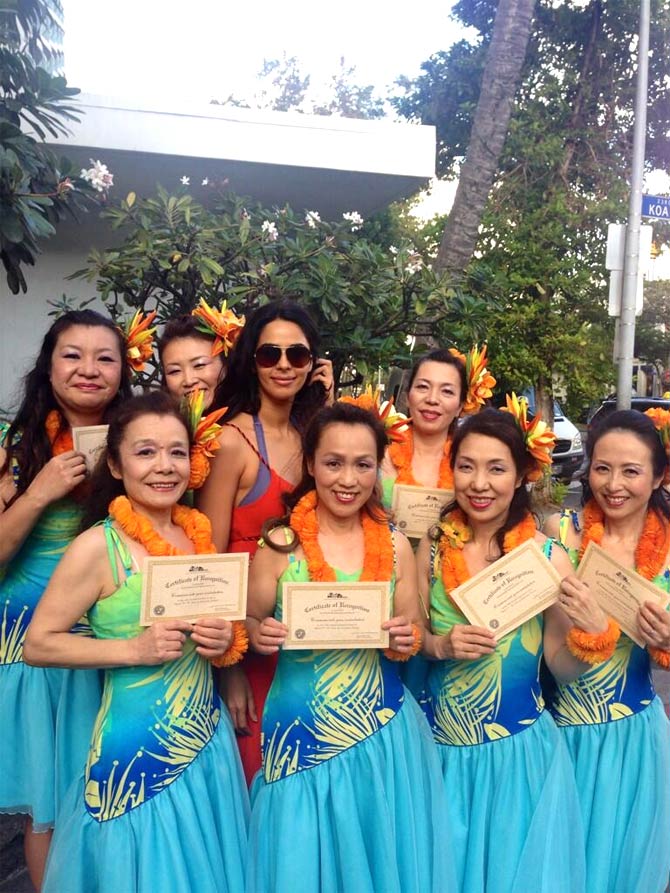 Mallika Sherawat with local Hawaiian girls