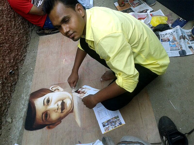 Rangoli maker Chandrakant Sahu, an Aamir fan, outside the actor's residence
