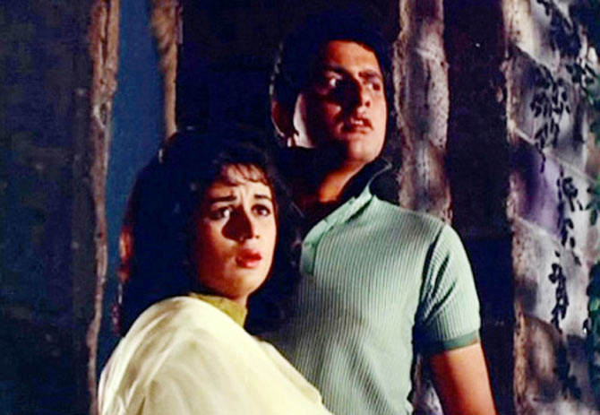 Nanda and Manoj Kumar in Gumnaam