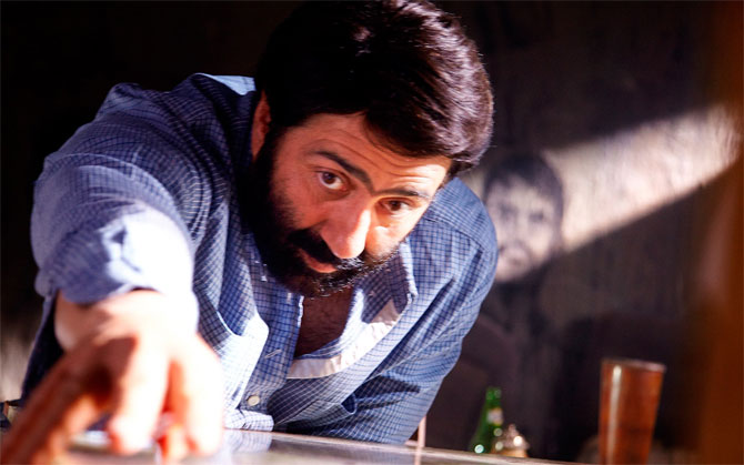 Sunny Deol in Dishkiyaoon