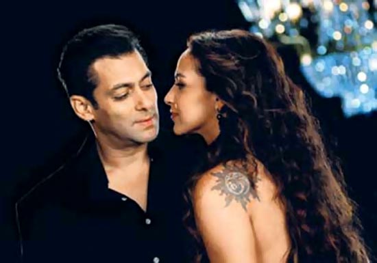 Salman Khan and Esha Deol in Tell Me O Khuda