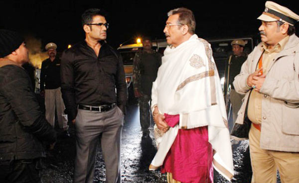 Suniel Shetty and Vinod Khanna in Koyelaanchal
