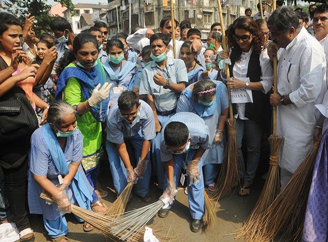 Juhi Chawla with the mentally disabled kids from Munshi Yojana Foundation School 