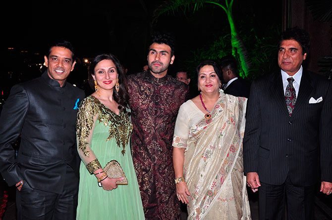Raj Babbar along with wife Nadira, son Arya, daughter Juhi and her husband Anup Soni
