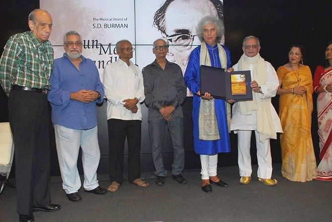 Kersi Lord (in the blue shirt) and other musicians who worked with S D Burman, along with Shiv Kumar Sharma, Gulzar and Sathya Saran at the launch of the book in Mumbai. Image courtesy: Sathya Saran