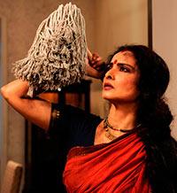 Rekha in Super Nani