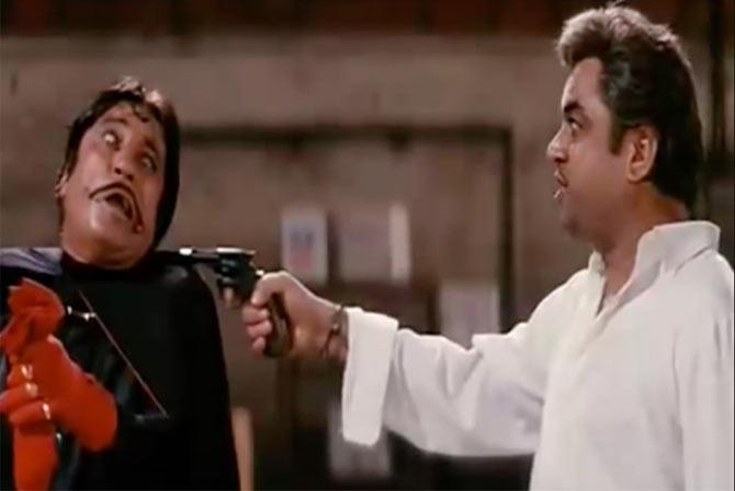 Shakti Kapoor and Paresh Rawal in Andaz Apna Apna