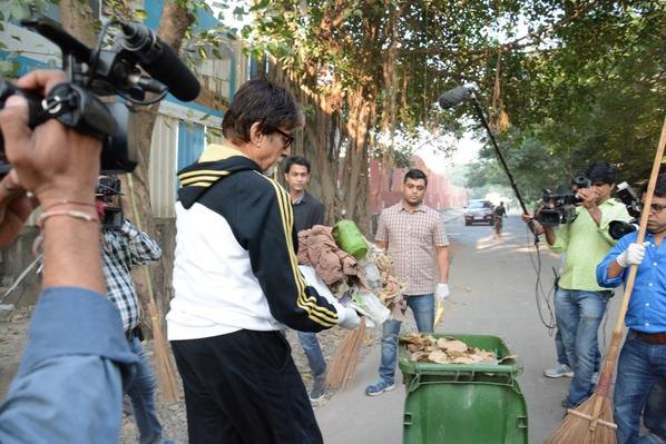 Amitabh Bachchan takes part in the Swach Bharat Abhiyaan.