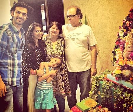 Karan Grover poses with Rishina Kandhari, Tiarah and parents Rekha and Vipin Grover