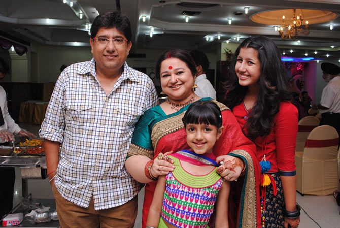 Jhanak with her parents Haril Shukla and actress mother Supriya Shukla and sister.