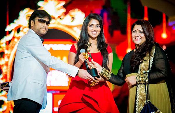 Murali and Kushboo gives away award to Amla Paul for the film Oru Indian Pranayakatha