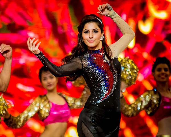 Isha Talwar danced at the award function