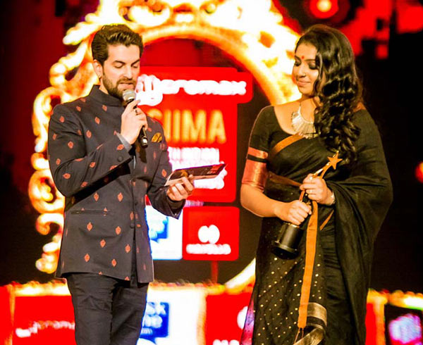 Neil Nitin Mukesh and Nayantara announce the award