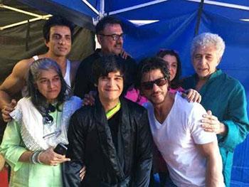 Ratna Pathak, Vivaan Shah, Shah Rukh Khan, Naseeruddin Shah, Farah Khan, Boman Irani, Sonu Sood