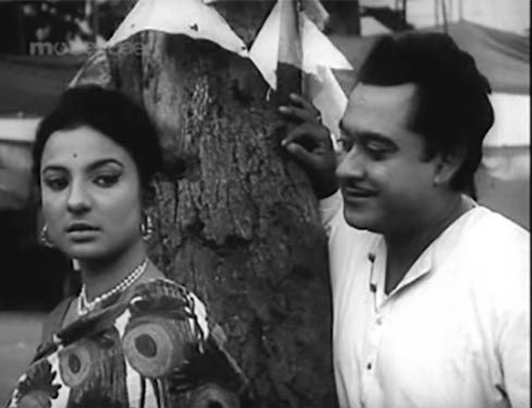 Tanuja and Kishore Kumar in Do Dooni Chaar