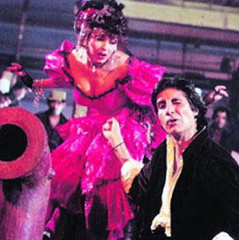 Amitabh Bachchan and Kimi Katkar in Hum