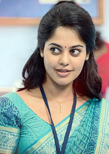 Bindu Madhavi in Tamiluku En Ondrai Aluthavum