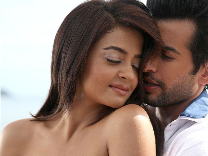 Surveen Chawla and Jay Bhanushali in Hate Story 2