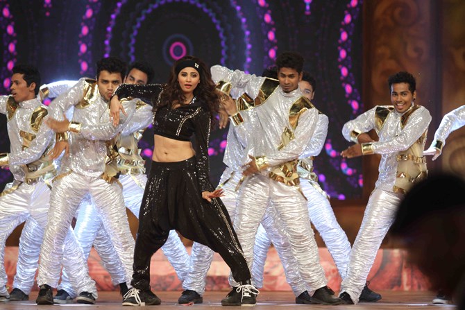 Pix: Shah Rukh, Priyanka, Deepika Dance For The Mumbai Police - Rediff 