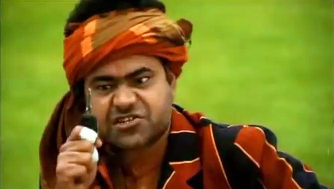 Sanjay Mishra as Apple Singh