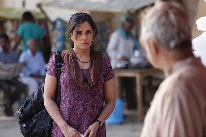 Richa Chhada and Sanjay Mishra in Masaan