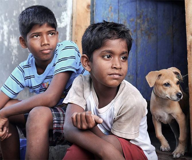 Ramesh and J Vignesh in M Manikanandan's Kaaka Muttai.