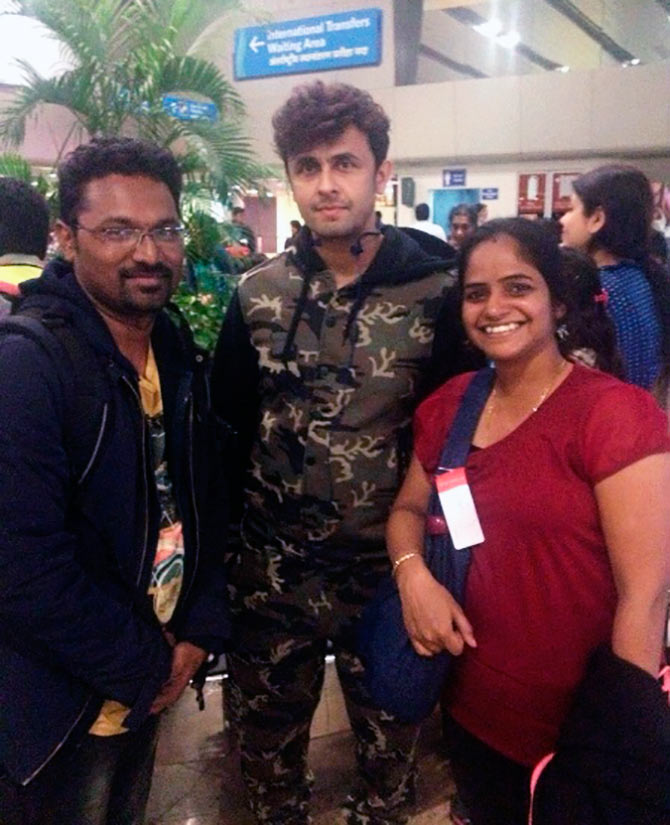 Spotted: Sonu Nigam in Mumbai airport - Rediff.com