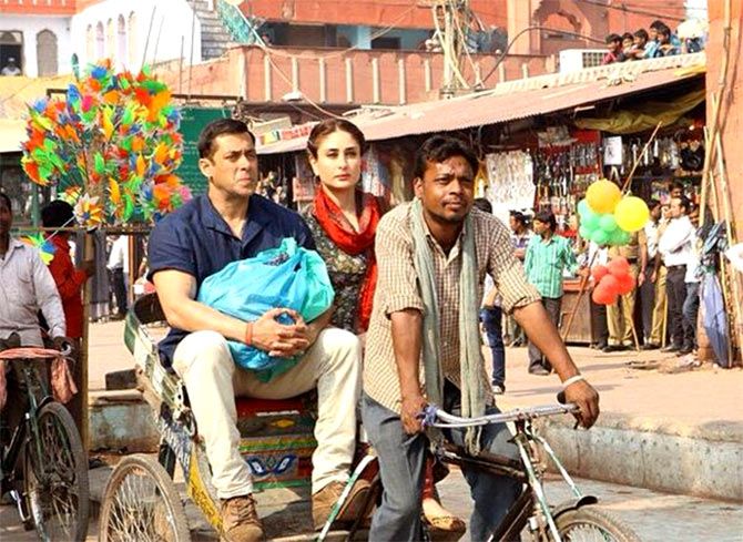 Salman Khan and Kareena Kapoor in a scene from Bajrangi Bhaijaan.