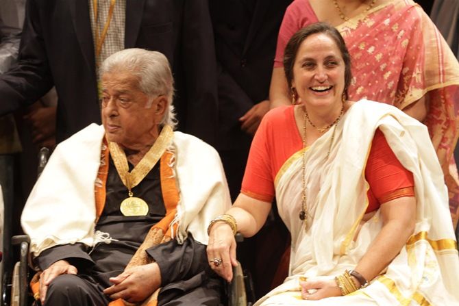 Shashi Kapoor with daughter Sanjana at the Prithvi Theatre, May 10, 2015, after he was conferred the Dadasaheb Phalke award. Photograph: Pradeep Bandekar