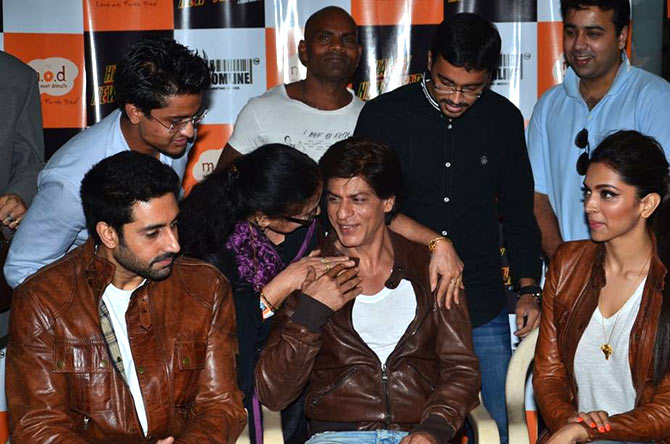 Shah Rukh Khan and Priyanka Chopra affair: Seven reasons that prove they  were dating each other - IBTimes India