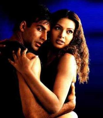 Akshay Kumar and Bipasha Basu in Ajnabee