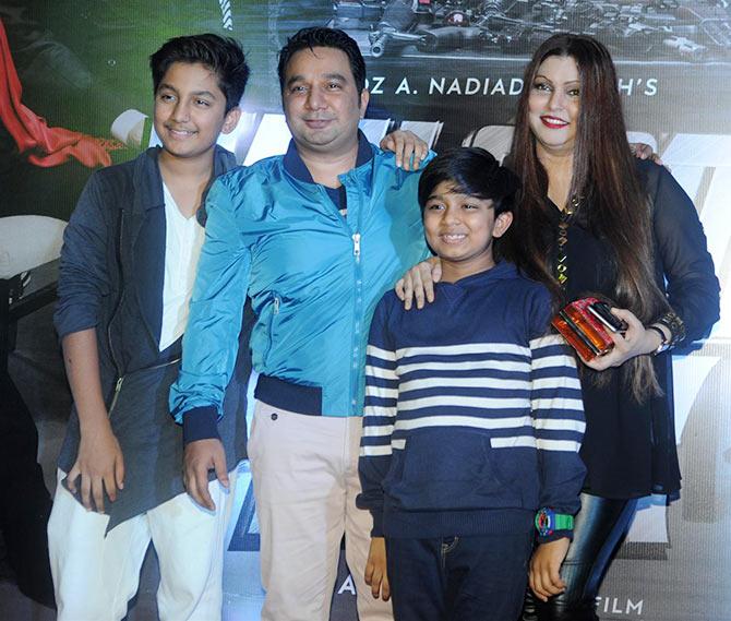 PIX: Sonam cheers for father Anil Kapoor's Welcome Back - Rediff.com movies