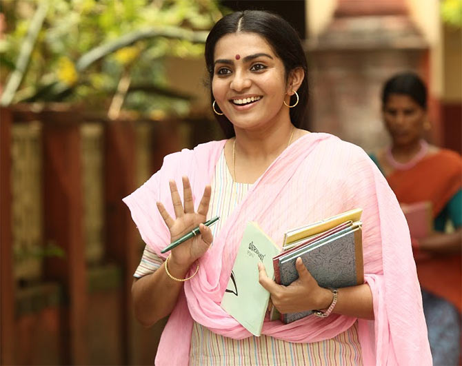 Parvathy in Ennu Ninte Moideen