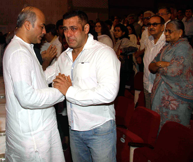 Tearful Salman Khan at Rajjat Barjatya's prayer meet - Rediff.com movies