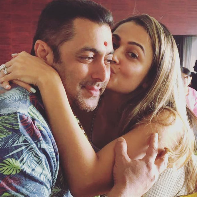 Raksha Bandhan Special: Bollywood brother-sister Jodis Who Are Absolute  Goals | mirchiplus