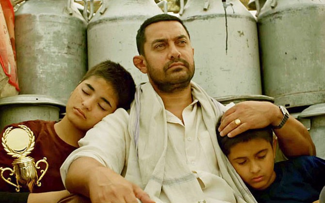 Aamir Khan with his exhausted daughters in the film, Dangal.