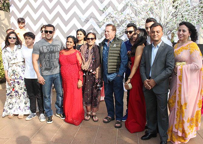 Seema Khan, Nirvaan Khan, Salman Khan, Arpita Khan, Salma Khan, Salim Khan, Aayush Sharma