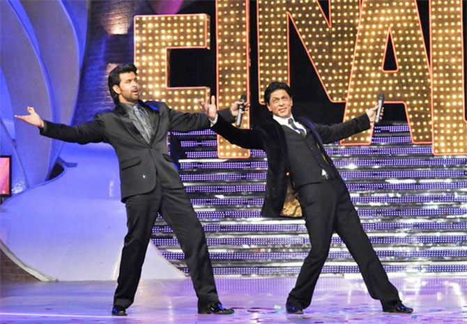 Shah Rukh Khan strikes his signature pose as he greets fans on Eid |  Filmfare.com
