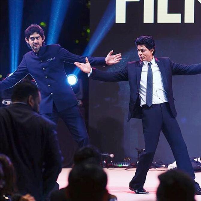 Shah Rukh Khan's signature pose gets it own Twitter hashtag and we can't  keep calm, Celebrity News | Zoom TV