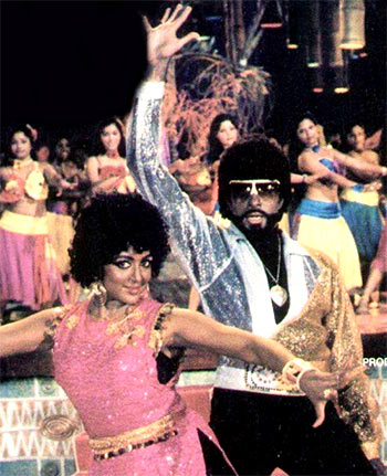 Amitabh Bachchan and Hema Malini in Desh Premee