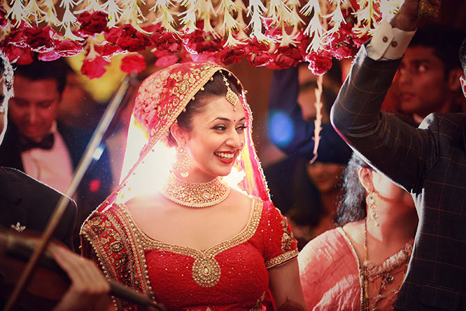 Divyanka Tripathi Rewears Wedding Lehenga, Set To Retake Vows With Husband,  Vivek On 'JDJ 11' Set