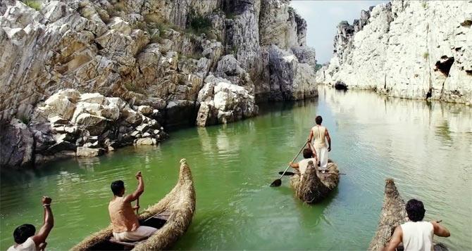 Hrithik Roshan takes a boat ride down the Indus in Mohenjo Daro