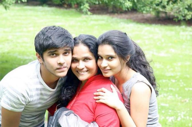 Vikram's son, wife and daughter