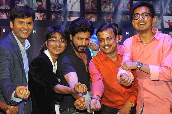 Shah Rukh Khan with fans