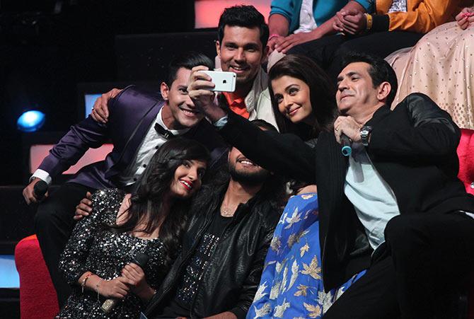 Aditya Narayan, Randeep Hooda, Aishwarya Rai Bachchan and Omung Kumar with contestants