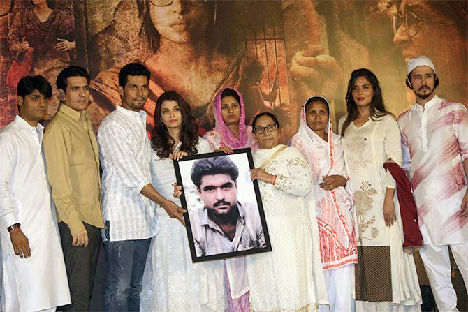 The cast of Sarabjit with Sarabjit Singh's family