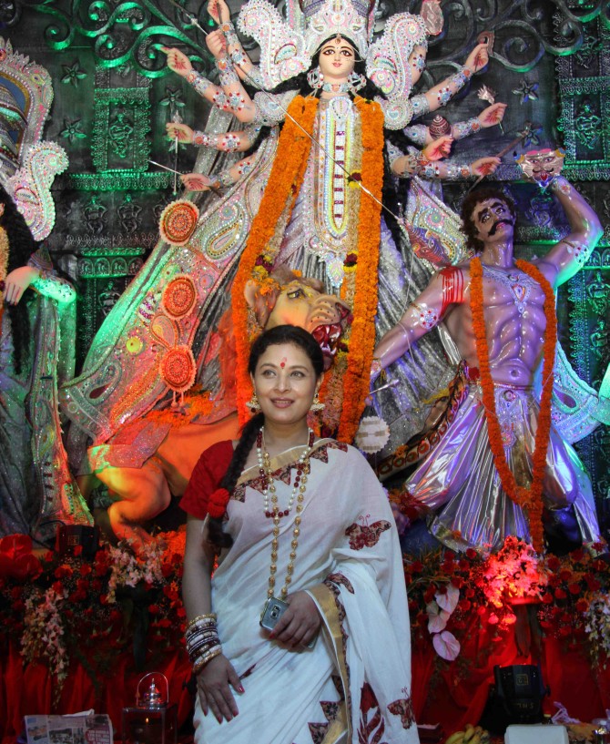 Pix Kajol Alia Celebrate Durga Puja Movies