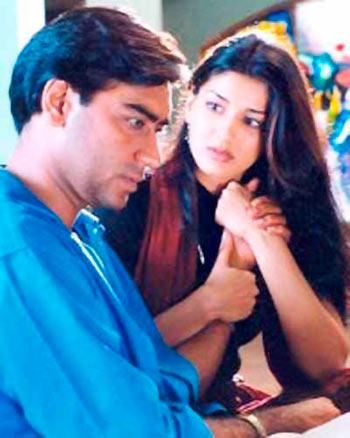 Ajay Devgn and Sonali Bendre in Zakhm