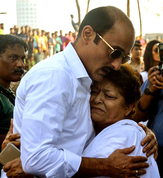 Touching scenes at Vinod Khanna's funeral - Rediff.com