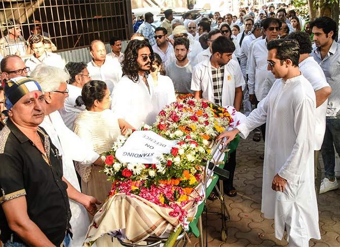 Vinod Khanna's younger son Sakshi, who performed the last rites, with his mother Kavita Khanna, eldest brother Rahul Khanna and other mourners.